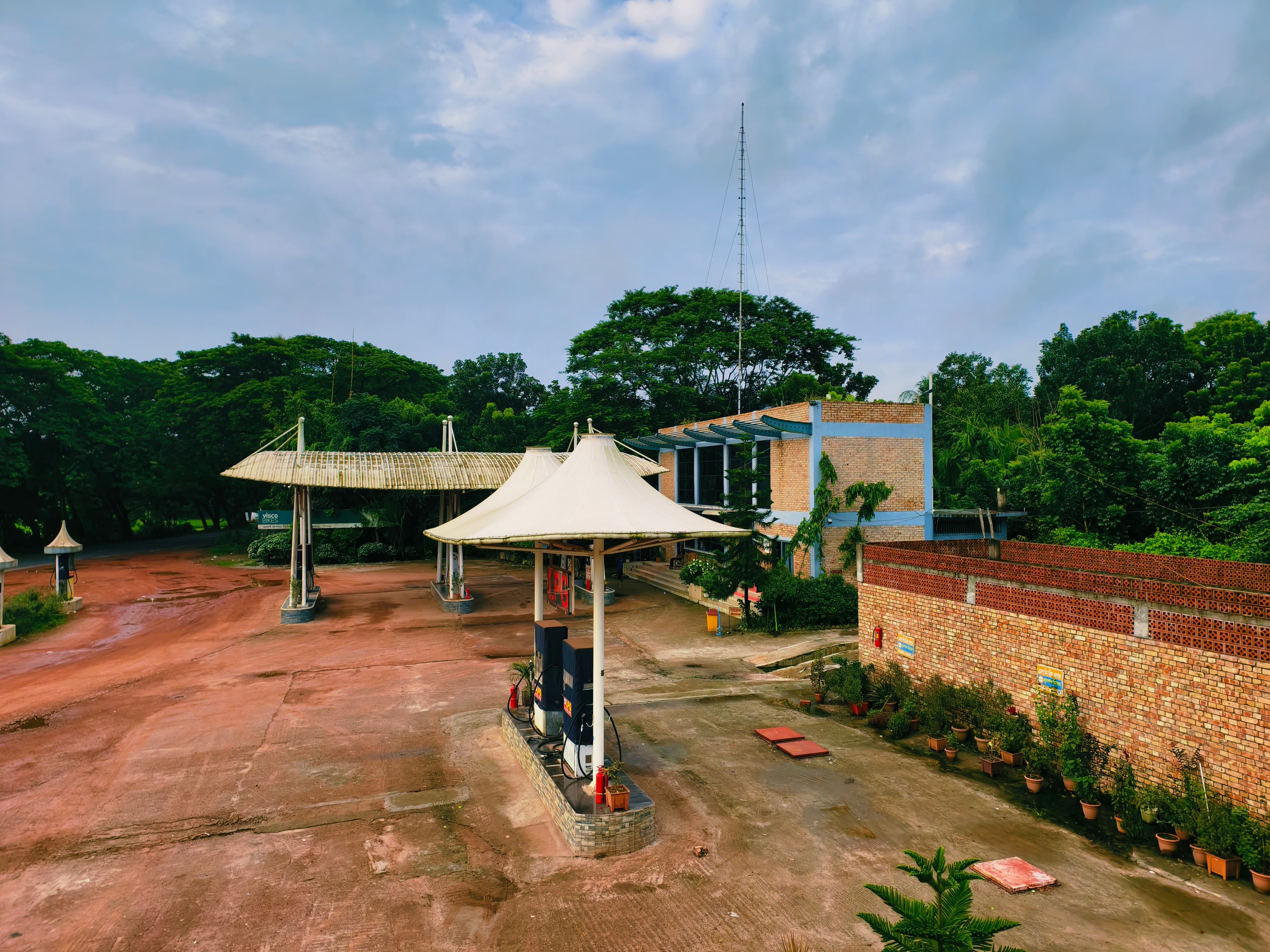 Architectural Forecourt & Dedicated Pump Bays